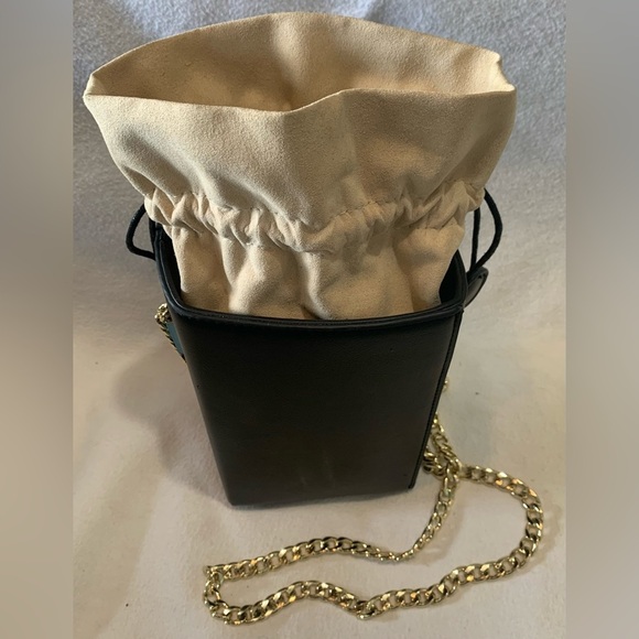 Clee Leather Drawstring  Chain Link Crossbody Bucket Bag Black Tan Womens Purse - Picture 9 of 14